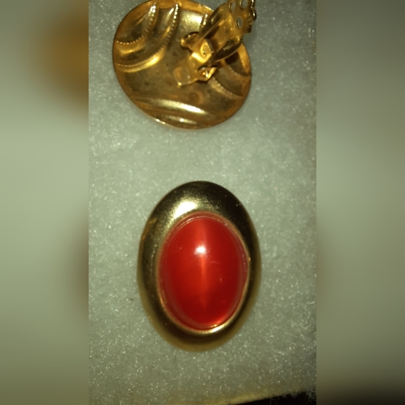 Two pair clip-on vintage earrings goldtone and red - Picture 6 of 10